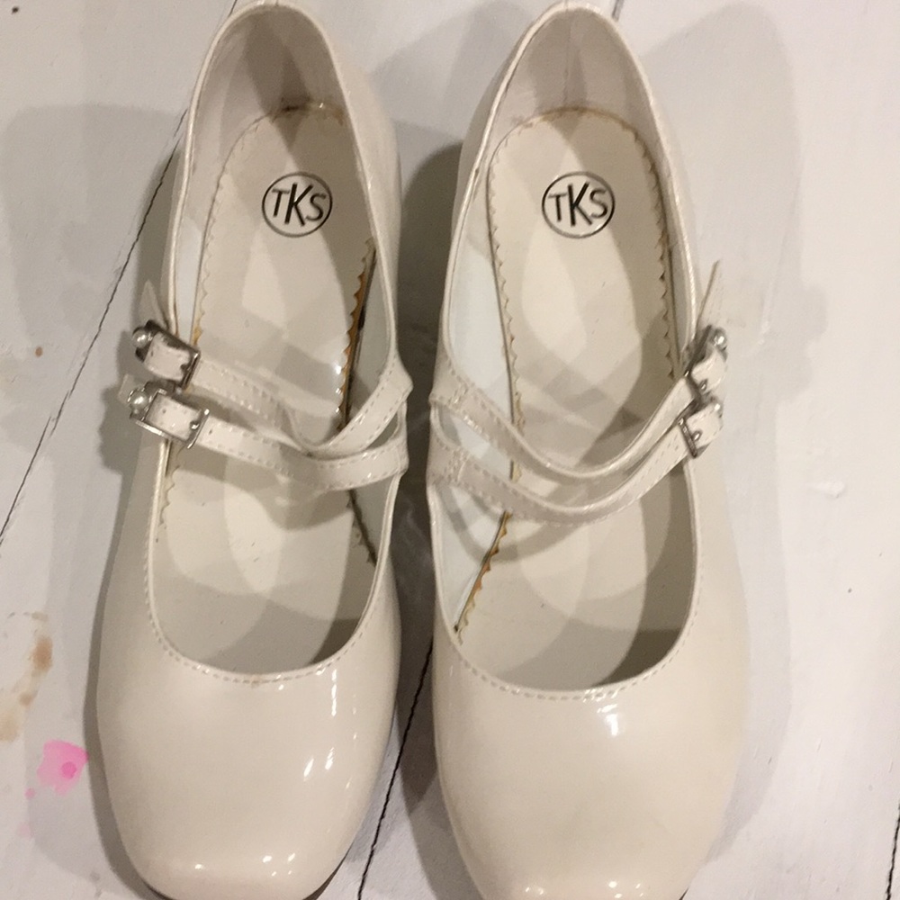 Girls cream colored dress shoes